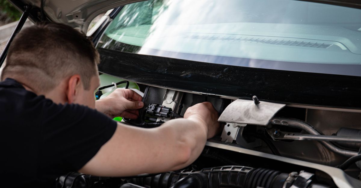 Ignition trouble: when a car lockout locksmith helps and when to call a mechanic — Garden City Locksmith Services